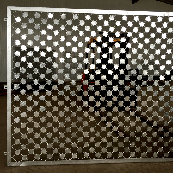 梅花刺片護欄網(wǎng)圖片1 梅花刺片護欄網(wǎng)圖片1