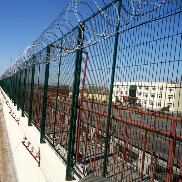 監(jiān)獄鐵絲網(wǎng) 菱形焊接刀片刺網(wǎng) 金屬鐵絲防爬護(hù)欄圖片1 監(jiān)獄鐵絲網(wǎng) 菱形焊接刀片刺網(wǎng) 金屬鐵絲防爬護(hù)欄圖片1