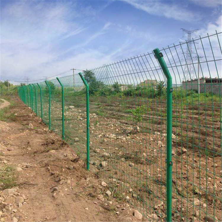 山區(qū)養(yǎng)殖護欄網(wǎng)圖片1 山區(qū)養(yǎng)殖護欄網(wǎng)圖片1