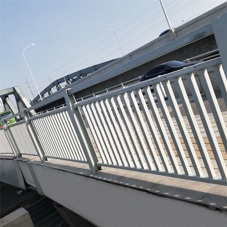 小區(qū)鋅鋼護欄圖片2 小區(qū)鋅鋼護欄圖片2